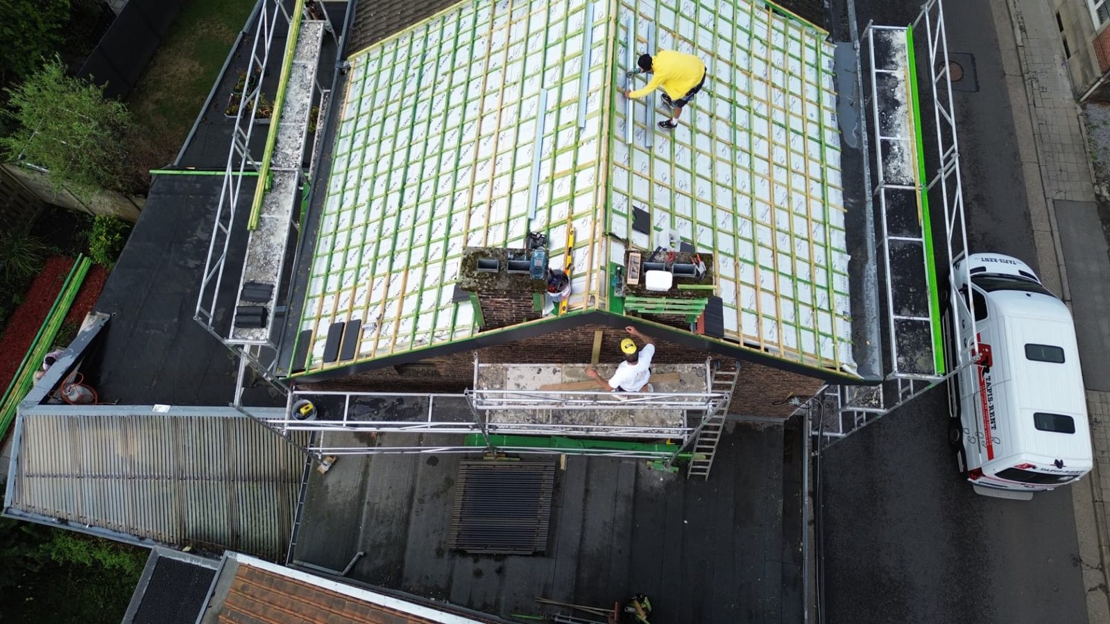 Vue par drone d'une toiture en cours de rénovation par l'équipe Batimove YB en province de Liège