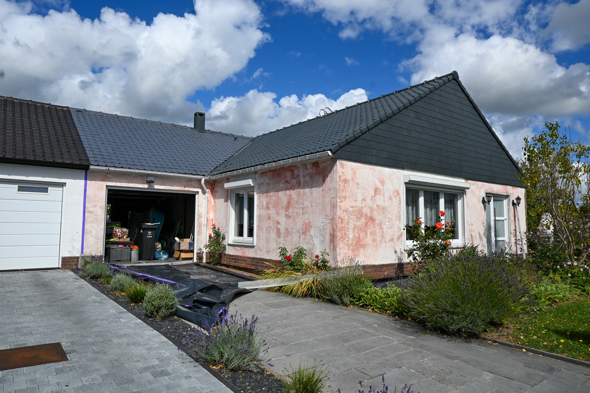 Façade avant rénovation — crépis ancien dégradé